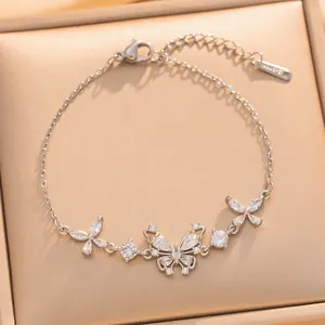 Primer plano de elegante pulsera de mariposa plateada con circonitas brillantes