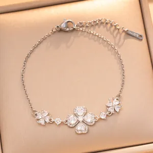 Détail d'un bracelet fleur argenté orné de pierres de zircone cubique étincelantes