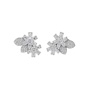 Eleganti orecchini a lobo in argento a forma di fiore e foglia con zirconi lucenti.