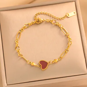 Detailansicht eines goldfarbenen Herzarmbands aus Titanstahl auf einer Schmuckschatulle