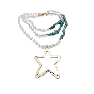 Collar de tres capas de perlas y turquesas con un gran colgante de estrella dorada