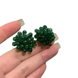 Eleganti orecchini a perno in rilievo verde a forma di uva con finitura lucida
