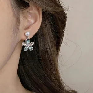 Elegante blumenförmige Ohrstecker mit Perlen und Kristallen an Silbernadel für Damen