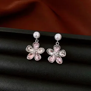 Elegante Ohrringe mit silberner Nadel, Blumenform, rosa Strasssteinen und Perlen