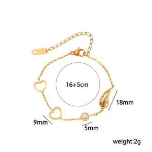 Detailweergave van gouden titaniumstalen armband met hart en vleugel voor dames.