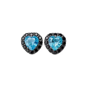 Elegante herzförmige Ohrstecker mit hellblauen und schwarzen Zirkonia-Steinen.