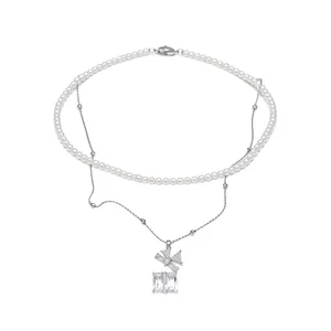Elegante collar de doble capa de perlas y cadena de plata con colgante de lazo de cristal