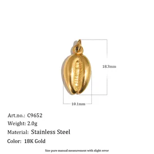 Gros plan d'un pendentif conque en acier doré 18K avec dimensions et spécifications