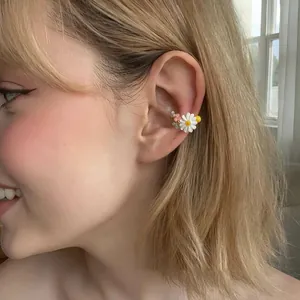 Vista dettagliata di un ear cuff a margherita per orecchie senza buchi su modella