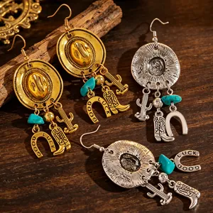 Dettaglio di orecchini vintage cowboy western con ciondoli a cappello, stivale e cactus