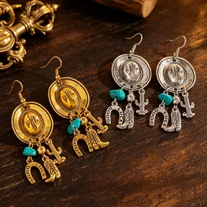 Dettaglio degli orecchini cowboy vintage con ciondoli a cappello, cactus e ferro di cavallo