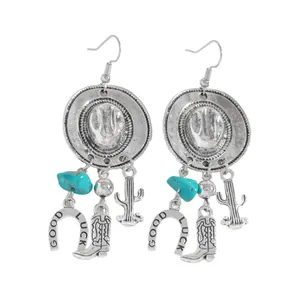 Dettaglio orecchini vintage stile cowboy con ciondoli a forma di cactus, stivali e ferro