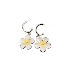 Eleganti orecchini a perno a forma di C con fiori in smalto bianco e aghi d'argento per donna