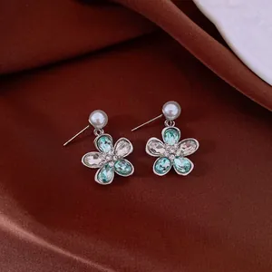 Ohrstecker im Vintage-Stil mit Blumenmuster, grünen Kristallen und Perlenverzierung
