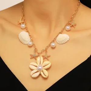 Collana di conchiglie estiva con conchiglie naturali, stelle marine dorate e perle