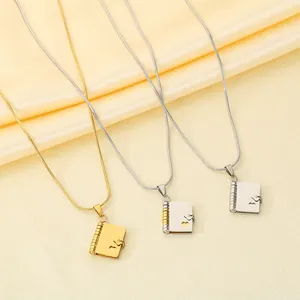 Detailansicht von drei Buchanhängern mit Herzgravur in Gold- und Silberstahl.