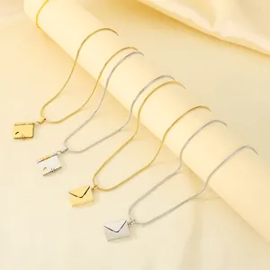 Detailansicht von goldenen und silbernen Umschlag- und Buchanhänger-Halsketten.