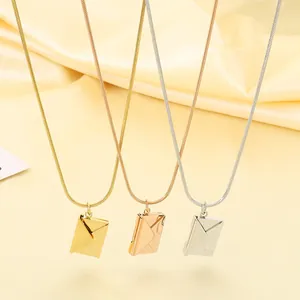 Detailansicht von Briefumschlag-Anhängern in Gold, Roségold und Silber-Finishes