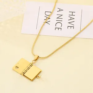 Nahaufnahme der goldenen Buchkette aus Titanstahl mit herzförmigem Ausschnitt.
