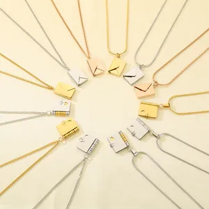 Kollektion gravierbarer Briefumschlag- und Buchanhänger in Gold, Silber und Roségold