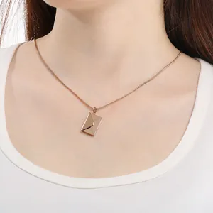 Detailaufnahme einer rosévergoldeten Edelstahlnasenkette mit Briefumschlag-Anhänger