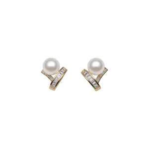 Elegant pearl stud earrings with sparkling zirconia in gold-plated s925 silver settings