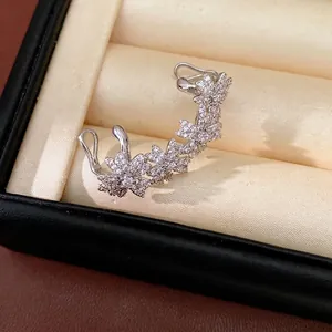 Elegante 14k vergulde bloem ear cuff met schitterende zirkonia voor oren zonder gaatjes