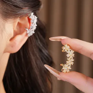 Gedetailleerde macro-opname van 14k vergulde bloem ear cuff met zirkonia