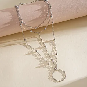 Vista dettagliata del bracciale a catena argentata multistrato con perline e anello