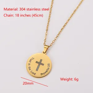 Detalle del collar de acero inoxidable chapado en oro de 18k con grabado 'Trust in the Lord'.