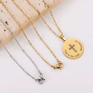 Detalle del collar de cruz de acero inoxidable chapado en oro de 18k grabado con frase