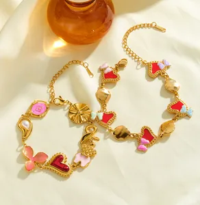 Dettaglio del bracciale in acciaio inossidabile con cuori e fiocchi in smalto colorato