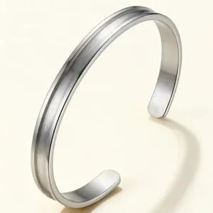 Bracelet jonc élégant en acier inoxydable brossé avec un design central rainuré épuré