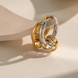 Dettaglio di orecchini a cerchio intrecciati in acciaio inox oro 18 carats e argento