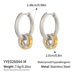Dettaglio degli orecchini a cerchio in acciaio con misure precise e specifiche del metallo.