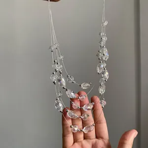 Elegante collar de varias capas con cuentas de vidrio tallado sobre finos hilos plateados.
