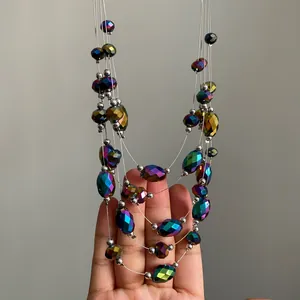 Collar de varias capas con cuentas de vidrio iridiscentes para playa y elegancia.