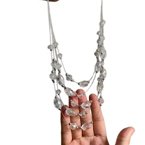 Elegante collar de varias capas con cuentas de vidrio transparente facetadas y detalles