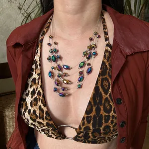 Collar multicapa de cuentas de vidrio iridiscentes con bikini de leopardo para las vacaciones