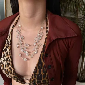 Elegante collar de cuentas de vidrio de varias capas ideal para vacaciones de playa