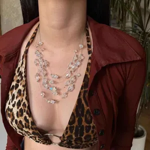 Detalle del collar de varias vueltas con cuentas de vidrio transparente en una modelo