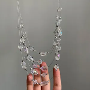 Primer plano de collar multicapa con cuentas de vidrio facetado y detalles plateados