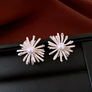 Detailansicht der eleganten, weiß lackierten Blumen-Perlenohrringe mit Zirkon-Akzenten