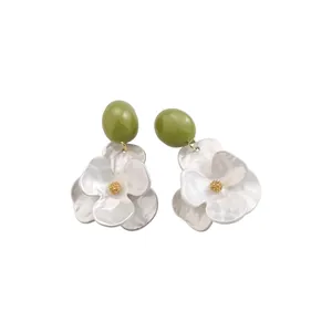 Elegant white resin flower earrings with green bead accent and summer dopamine style