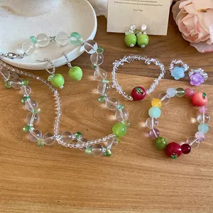 Set di gioielli estivi con perline colorate e ciondoli a forma di mela, collana e bracciali