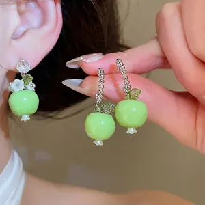 Orecchini a pendente a forma di mela verde con cristallo di zircone e perline fiori