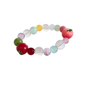 Bracciale estivo di perle di cristallo colorate con ciondoli a forma di pesca e mela