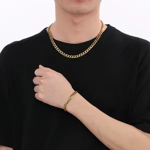 Élégant ensemble collier et bracelet maille gourmette en acier inoxydable doré.