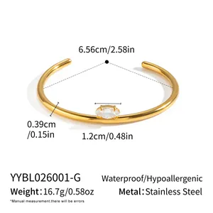 Detailweergave van gouden roestvrijstalen armband met marquise steen details