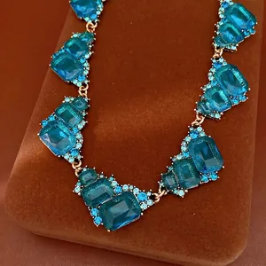 Elegante collar vintage con cristales azules geométricos en soporte de terciopelo